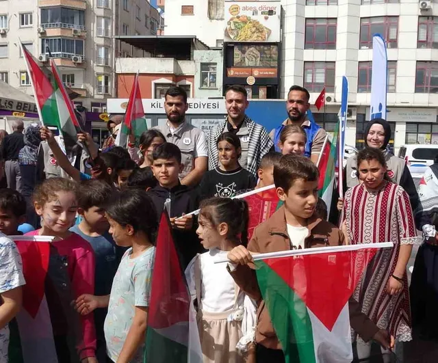 Kilis'te çocuklar metrelerce resimle Filistinli yaşıtlarına ses oldu