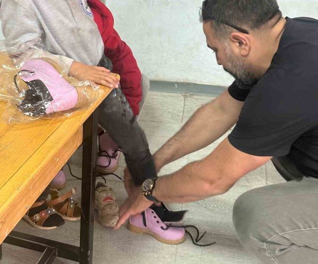 Kış gününde 200 öğrenciye giysi desteği Çermik ve Çüngüş'te dağıtıldı