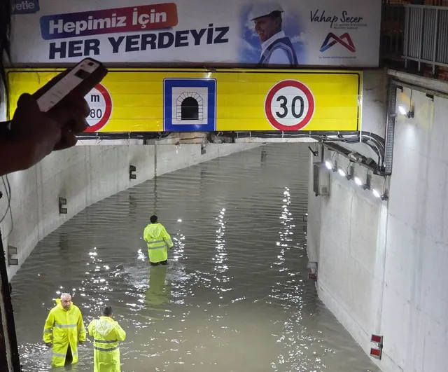 Kısa süreli sağanak Mersin merkezinde yolları suyla doldurdu