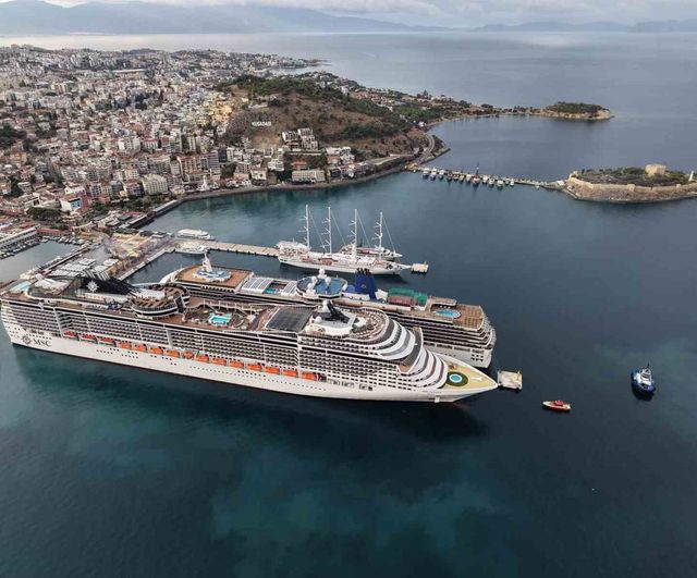 Kıyıda hareketlilik: Kuşadası'na dört kruvaziyerle yaklaşık 6 bin turist geldi