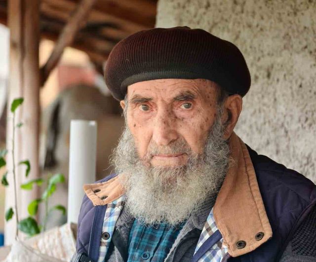 Kızılcahamam'da 60 yıllık şefkat: 93 yaşındaki usta bastonları karşılıksız dağıtıyor