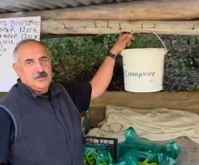 Koç Mahallesi'nde güvene dayalı tezgah: alan tartıp parasını kovaya bırakıyor