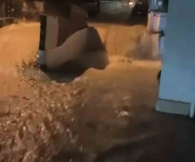 Kocaeli'de sağanak sokakları göle çevirdi