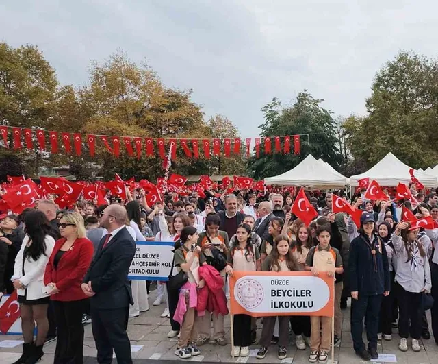 Komandoların silahlı gösterisi Düzce'de cumhuriyet coşkusunu artırdı