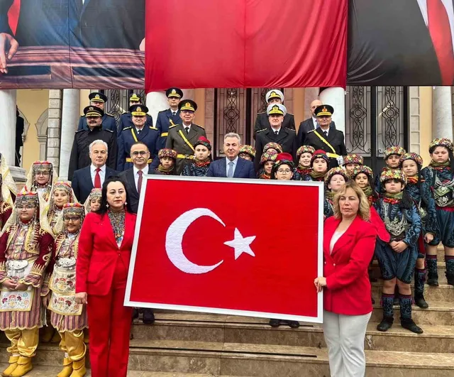 Konak'ta ilmek ilmek dokunan Türk bayrağı törenle Vali Süleyman Elban'a teslim edildi