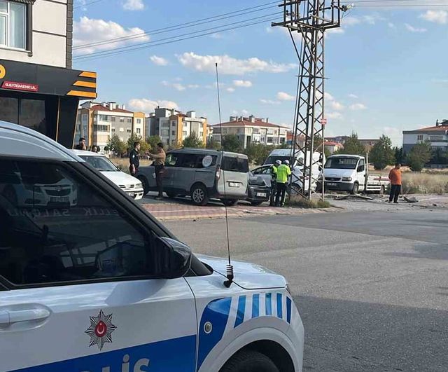 Konya'da kavşakta çarpışma: rehabilitasyon servisindeki 8 çocuk ve sürücü yaralandı