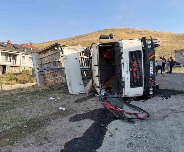 Konya Kulu'da çalışma sırasında hafriyat yüklü tır devrildi, sürücü yaralandı