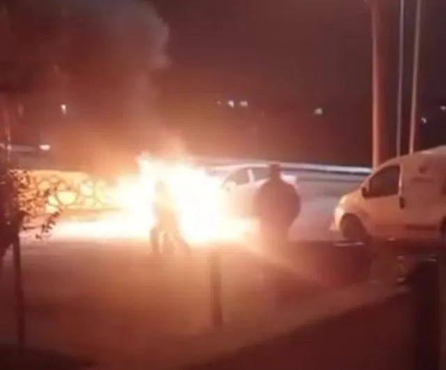 Körfez'de kısa sürede kontrol altına alınan araç yangını