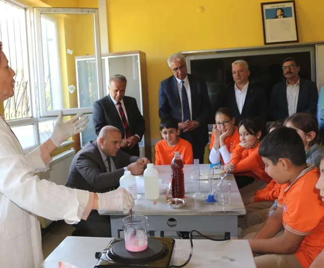 Köyden geleceğe bilim köprüsü kuruldu: Köşk Başçayır Ortaokulu'nda fuar açıldı