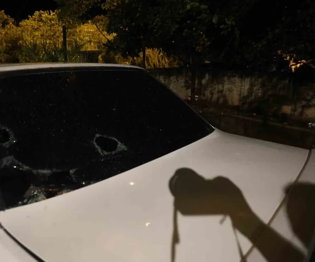 Kozan'da ani fırtına: düşen yıldırım apartmandan kopan betonları araçların üzerine savurdu