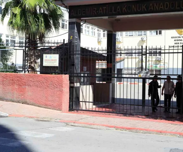 KPSS sonrası okulda mahsur kalan vatandaş itfaiye ve görevli iş birliğiyle kurtarıldı