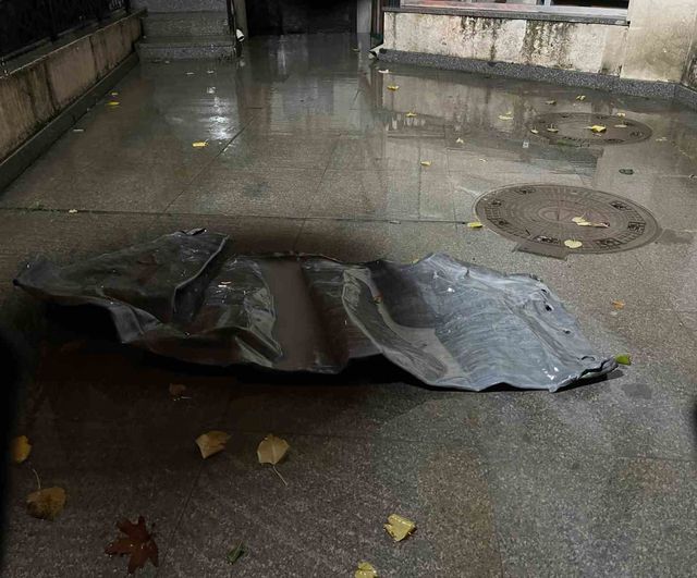 Küçükçekmece'de minareden düşen kurşun levhalar sokak trafiğini durdurdu