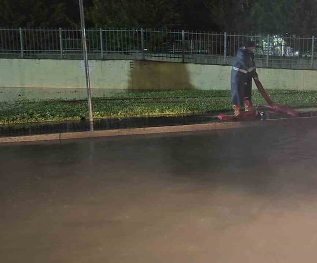 Küçükçekmece'de Nakkaş Deresi taştı, site otoparkı ve bahçesi su altında kaldı