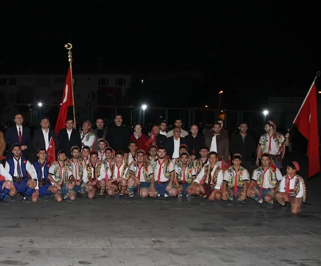 Kula'da 29 ekim coşkusu fener alayı ve yaren gösterileriyle taçlandı