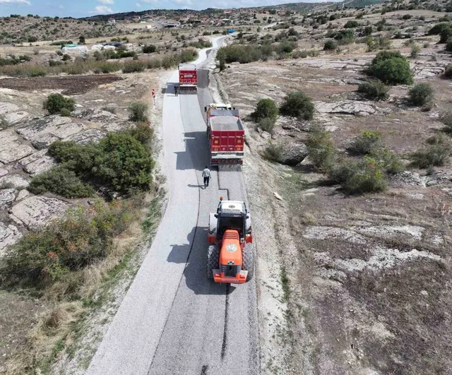 Kula'da kırsal ağ güçleniyor: 35 kilometrelik bağlantı yolunun 20 kilometresi tamamlandı