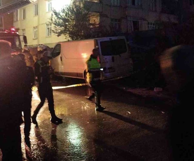 Maltepe'de Cevizli sokakta binanın çökmesi sonrası tahliye çalışmaları sürüyor