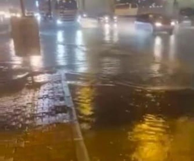 Maltepe’de sağanak ulaşımı aksattı: ana caddeler suyla doldu