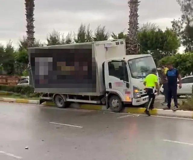 Manavgat'ta aniden fenalaşan kamyonet sürücüsü refüje çıktı