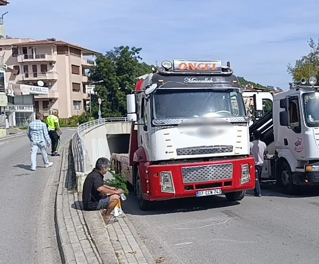 Manavgat'ta simit-ayran molası: sıkışan tur otobüsü vinçlerle üç saatte kurtarıldı
