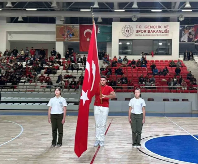 Marmaris'te cumhuriyet kutlamaları ilçe merkezinde ve salonda sürdü