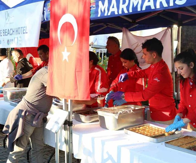 Marmaris'te kordon caddesi'nde Cumhuriyet sofrası paylaşmayı öne çıkardı