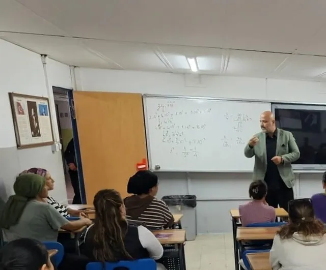 Matematik köyü kurucusu Bodrum'da öğrencilerle kitap ve bilime yaklaştı