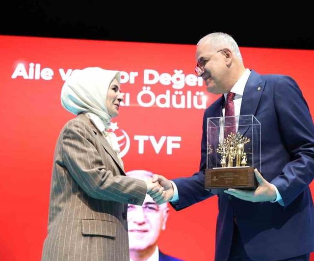 Mehmet Akif Üstündağ'a aile ve spor değerlerine katkı ödülü