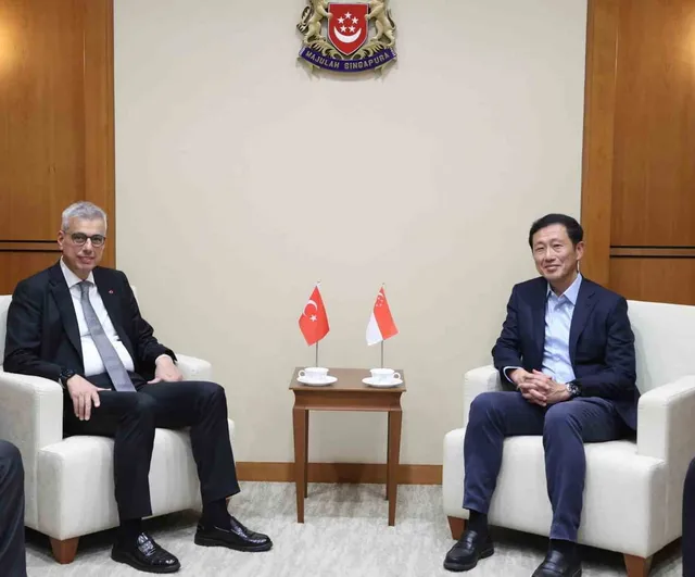 Memişoğlu Singapur'da üretim tesisleri ve hücresel tedavileri inceledi