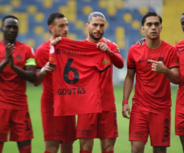 Mendes'in gol sevinci Goutas için forma gösterisi