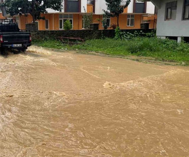 Menfez tıkanması Pazar'da Kirazlık Mahallesi'nde taşkına yol açtı