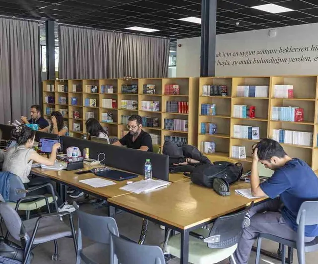 Mersin'de 17 okuma salonu öğrencilere sessiz çalışma alanı sunuyor