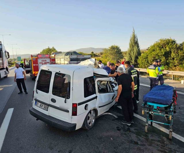 Mersin'de otoyolda çekiciye arkadan çarpma: iki kişi yaşamını yitirdi, biri yaralandı