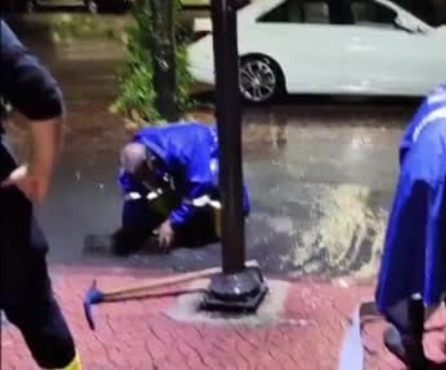 Mersin'de yaklaşık bir saatlik sağanak sonrası Akdeniz ve Mezitli'de tahliye seferberliği