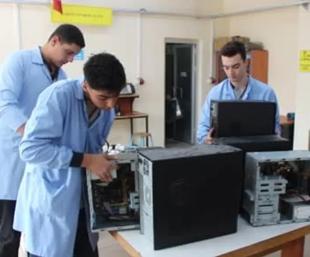 Meslek lisesi öğrencileri elektronik atıkları onarıp köy okuluna bilgisayar laboratuvarı kuruyor