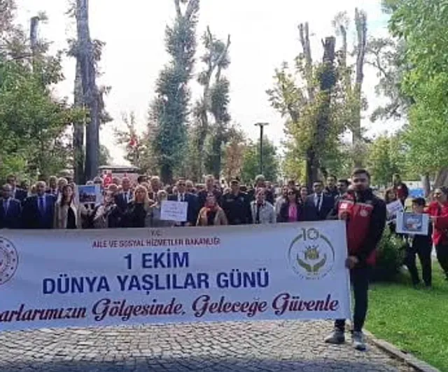 Millet bahçesinde kuşaklararası köprü Edirne'de yaşlılar ve gençler yürüdü