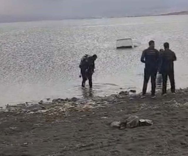 Minibüs Erçek Gölü kıyısından göle uçtu, sürücü sudan kendi gücüyle çıktı