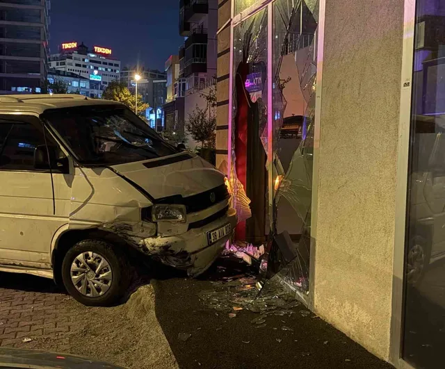 Minibüsün kontrolden çıkarak dükkan camına girdiği kaza Kayseri'de: iki kişi yaralandı