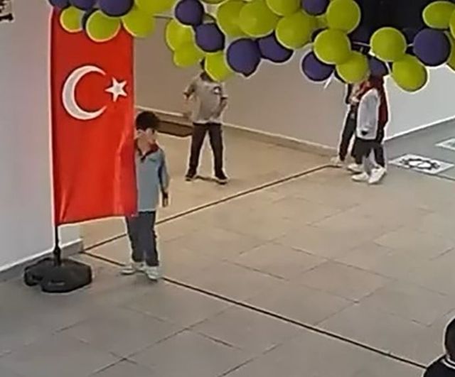 Minik adım, büyük saygı: oyun ortasında bayrağı öpen öğrenci
