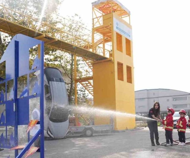 Miniklere yangın güvenliği öğretiliyor, itfaiyecilik tanıtılıyor