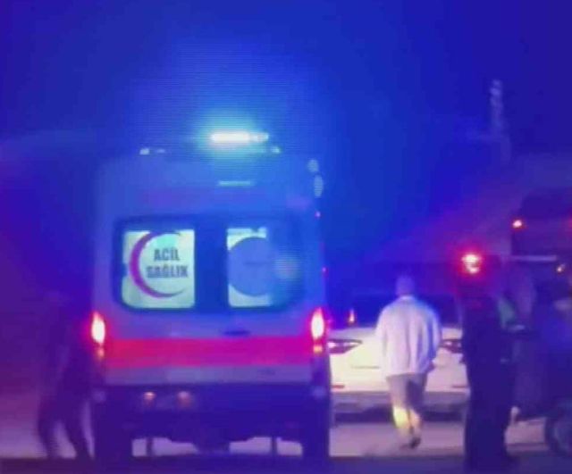 Mobsan üst geçidinde motosiklet bariyere çarptı, iki kişi hastaneye kaldırıldı