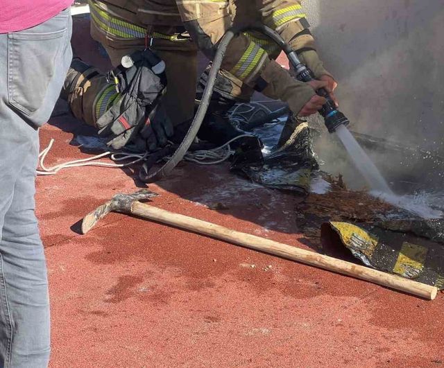 Mudanya'da tadilat sonrası çatıda çıkan yangın kısa sürede söndürüldü