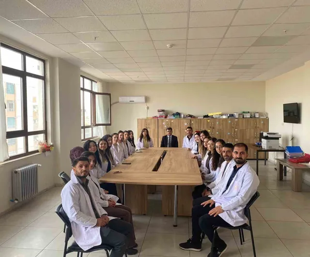 Müdür sınıflarda öğrencilerin taleplerini dinledi, öğretmenlerle projeleri değerlendirdi