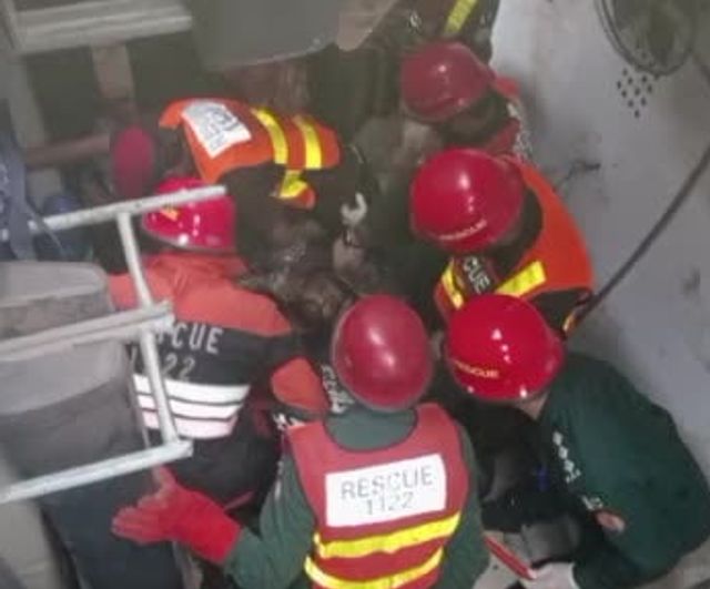 multan yakınlarında tren kazasında 14 vagon devrildi