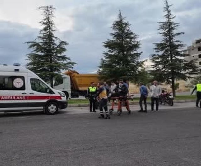 Niğde'de ters yöne giren motosikletin kafa kafaya çarpışması iki sürücüyü yaraladı