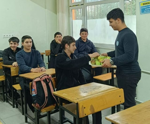 Öğrenciler öğretmenlere meyve ikramıyla sağlıklı nefes mesajı verdi