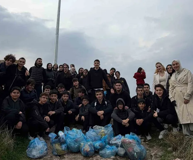 Öğrencilerden Bayburt Kalesi'ne çevre ve tarih duyarlılığı