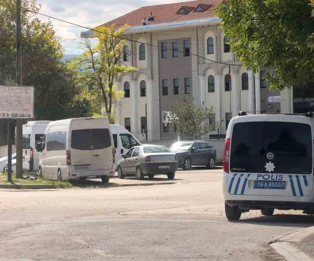 Okula silahla giren kişi panik yarattı, taşıma ruhsatı olduğu belirlendi