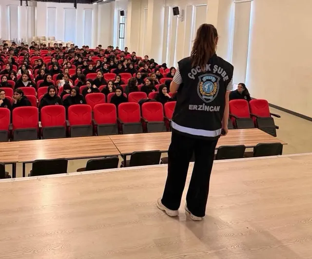 okullarda güvenlik bilinci için polis sınıfta