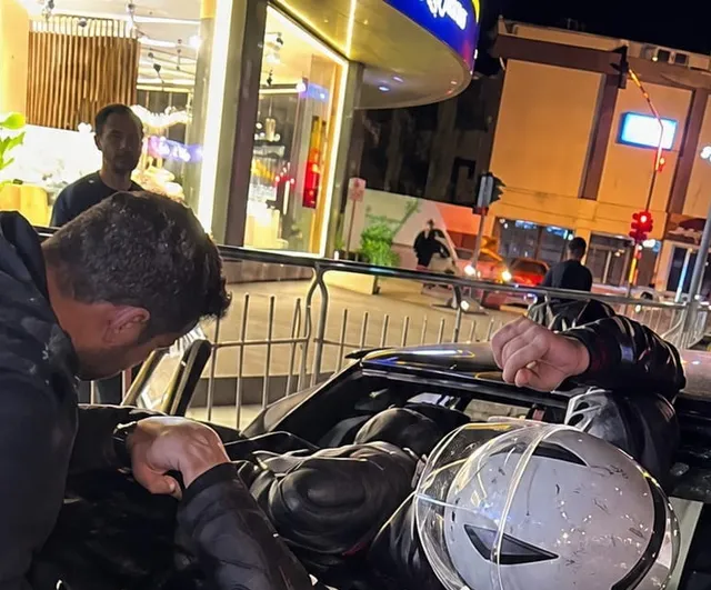 Ön camdan içeri giren motosiklet sürücüsü hastaneye kaldırıldı