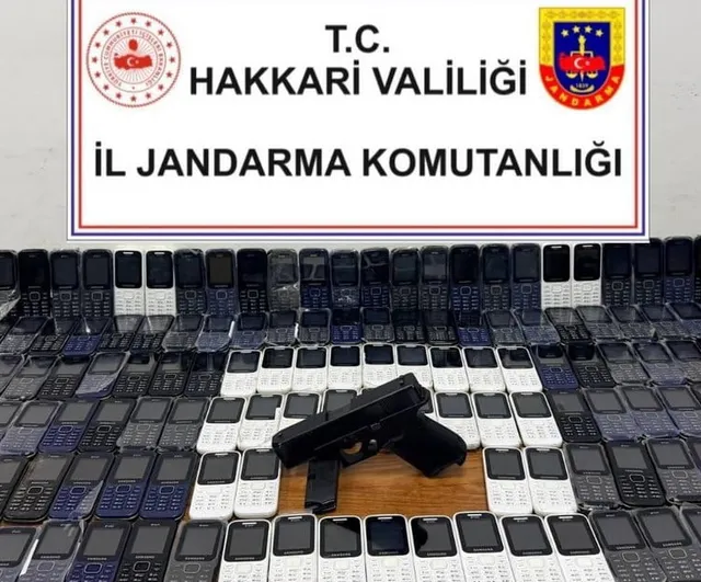 Operasyon Şemdinli'de: 142 kaçak cep telefonu ve ruhsatsız tabanca ele geçirildi